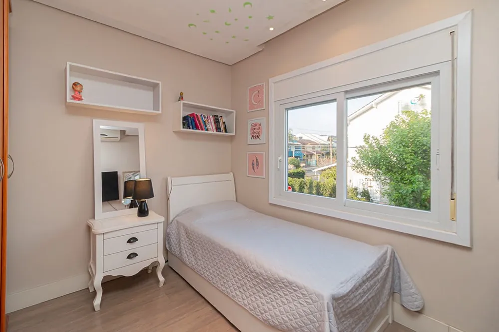 Casa para venda no bairro Guarujá em Porto Alegre