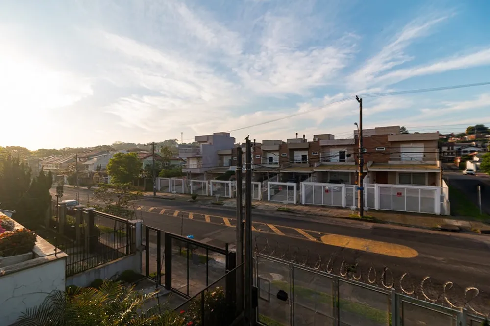 Casa para venda no bairro Guarujá em Porto Alegre