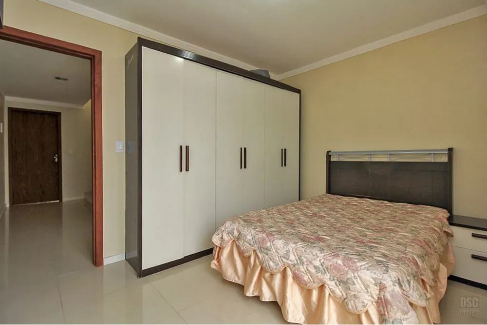 Casa para venda no bairro Guarujá em Porto Alegre