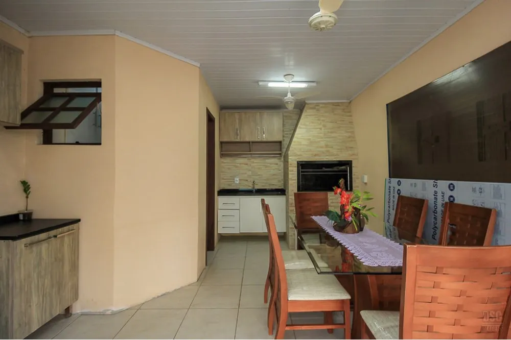 Casa para venda no bairro Guarujá em Porto Alegre