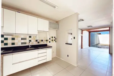 Casa para venda no bairro Guarujá em Porto Alegre