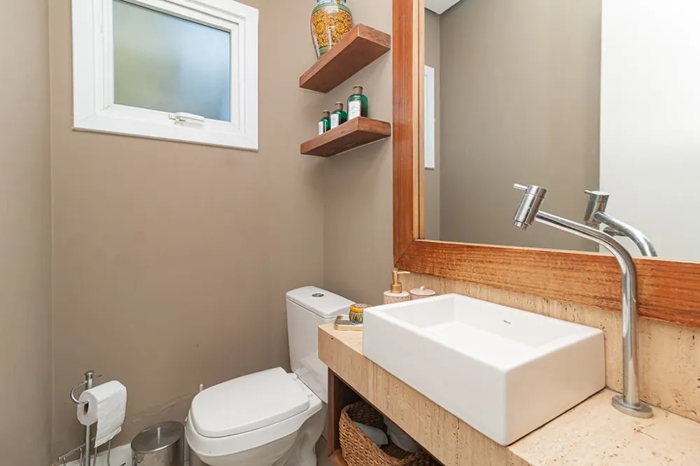 Casa para venda no bairro Guarujá em Porto Alegre