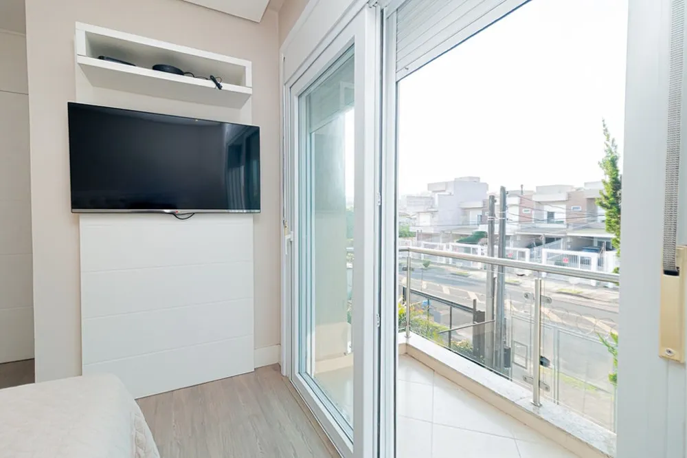 Casa para venda no bairro Guarujá em Porto Alegre