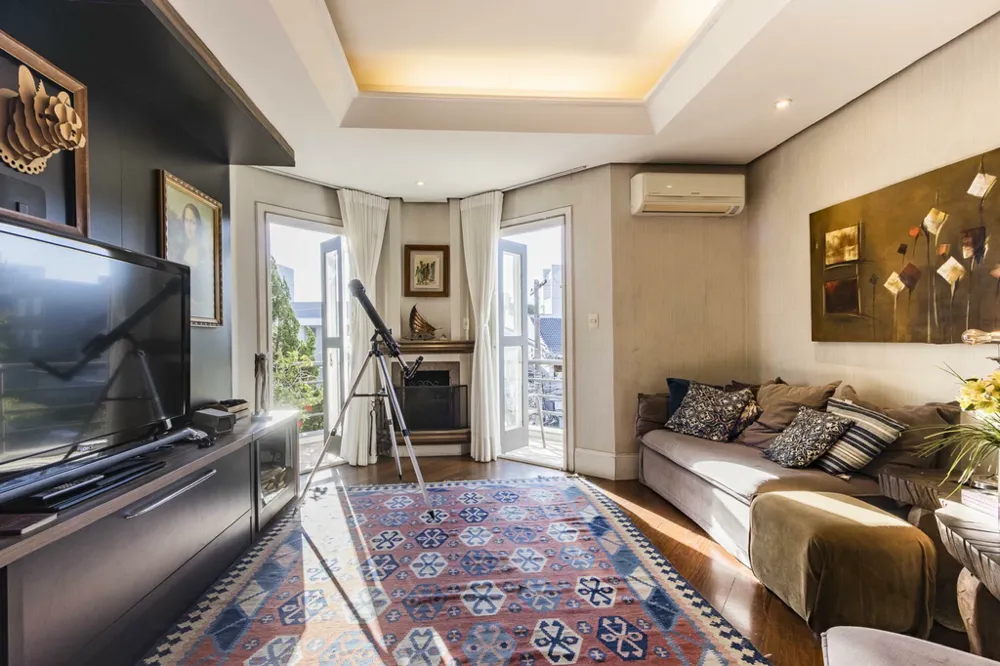 Casa para venda no bairro Chácara das Pedras em Porto Alegre