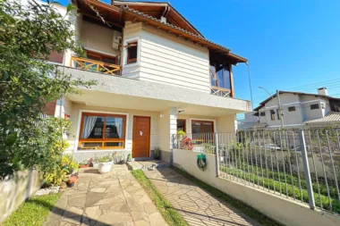 Casa para venda no bairro Guarujá em Porto Alegre