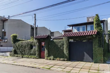 Casa para venda no bairro Guarujá em Porto Alegre