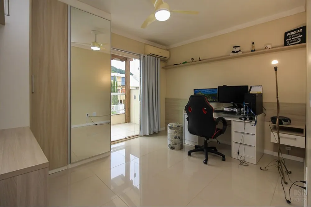 Casa para venda no bairro Guarujá em Porto Alegre