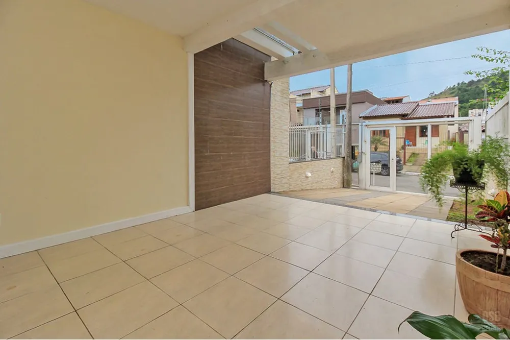 Casa para venda no bairro Guarujá em Porto Alegre