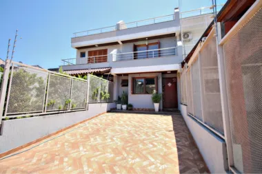 Casa para venda no bairro Guarujá em Porto Alegre