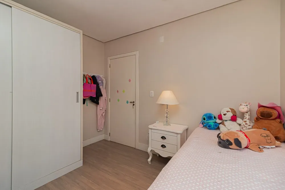 Casa para venda no bairro Guarujá em Porto Alegre