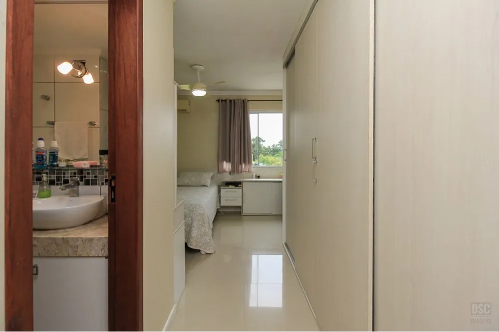 Casa para venda no bairro Guarujá em Porto Alegre
