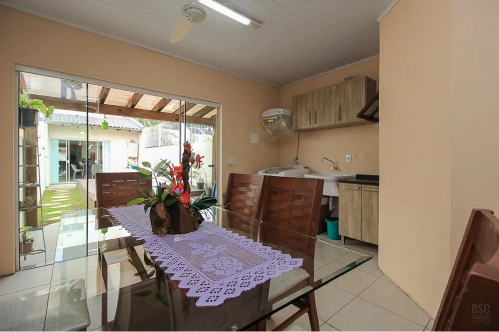 Casa para venda no bairro Guarujá em Porto Alegre
