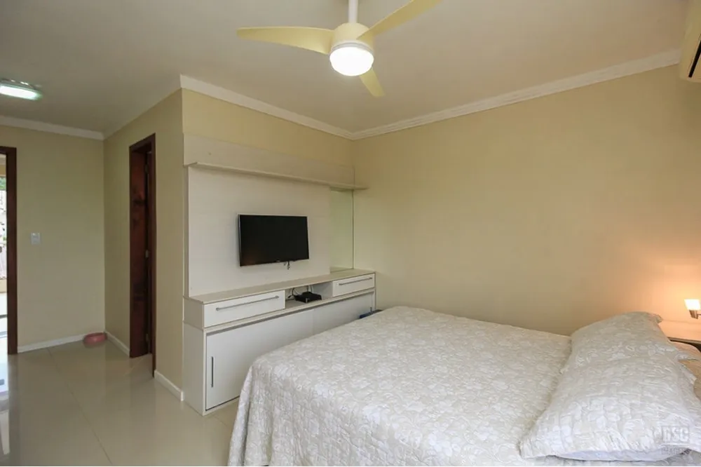 Casa para venda no bairro Guarujá em Porto Alegre