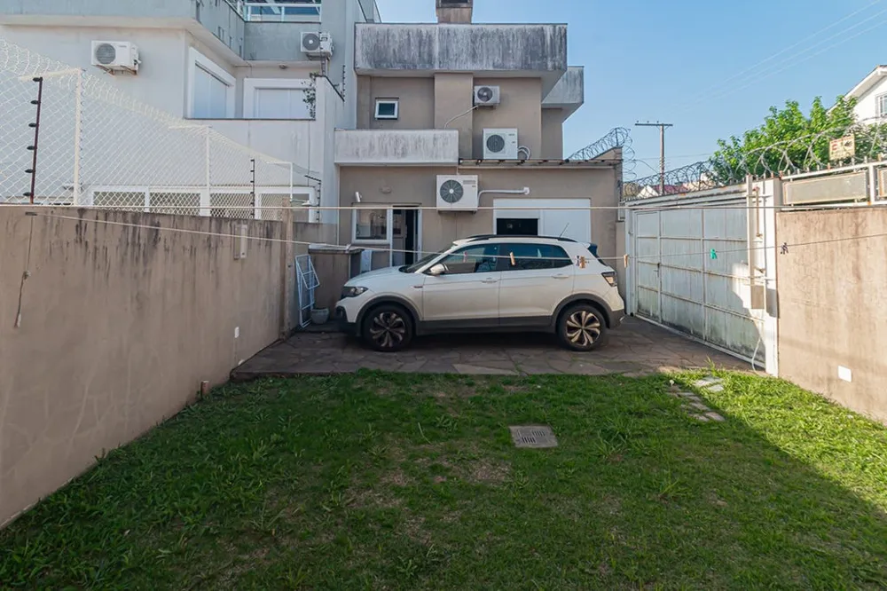 Casa para venda no bairro Guarujá em Porto Alegre
